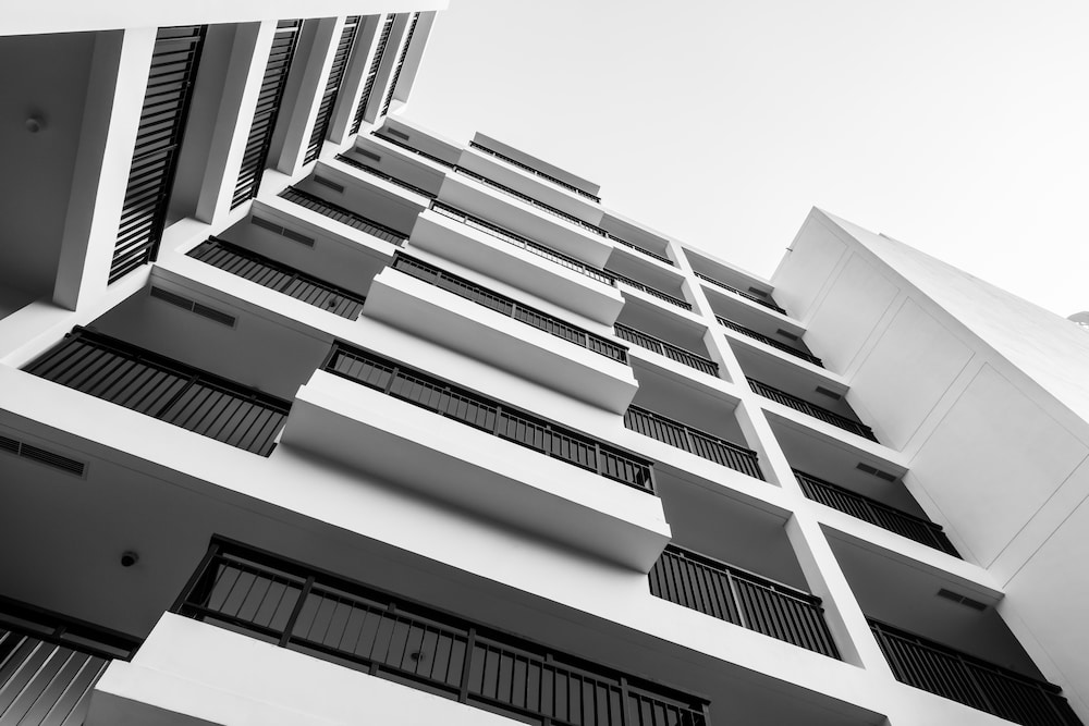 edificio-exterior-blanco-y-negro