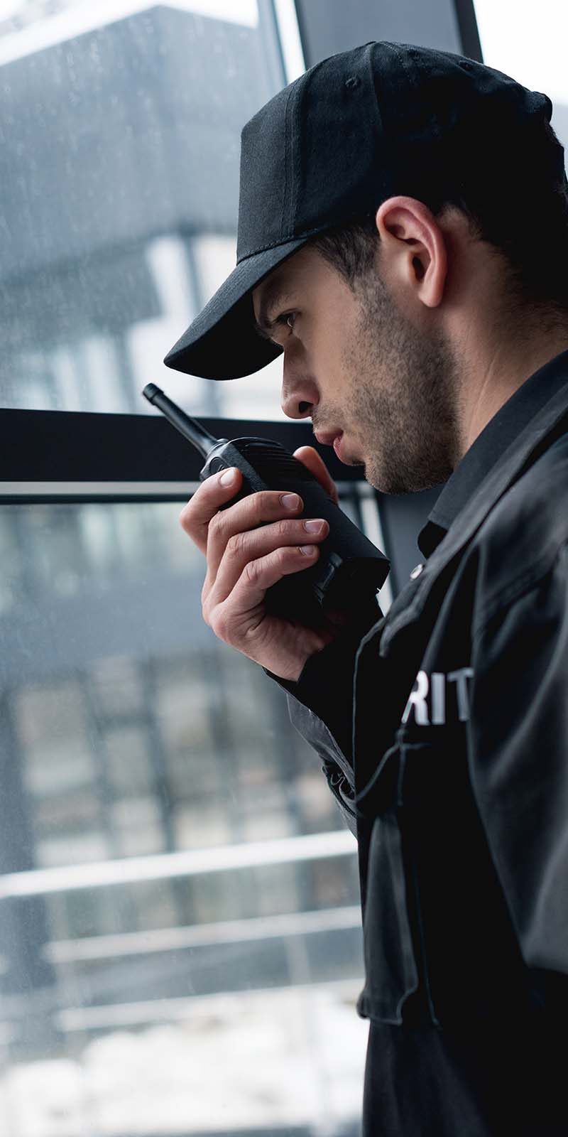 Seguridad radiando sucesos vistos a través de una ventana